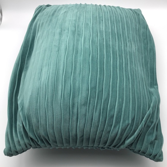 PILLOW Rectangle accent pillow. - Picture 3 of 5